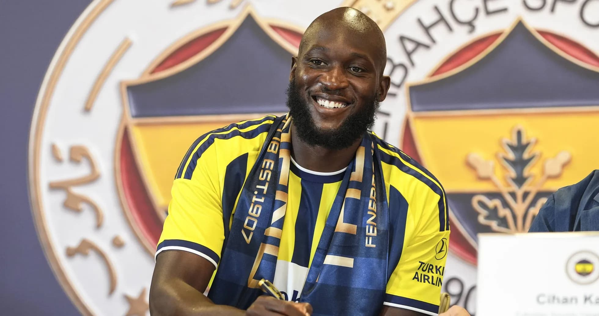 Player signing contract at press conference with Fenerbahçe Player signing contract at press conference with Fenerbahçe