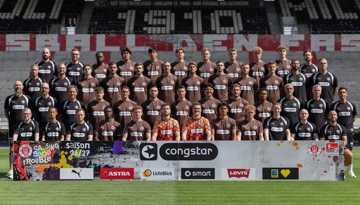 Team photo of FC St. Pauli players and staff Team photo of FC St. Pauli players and staff