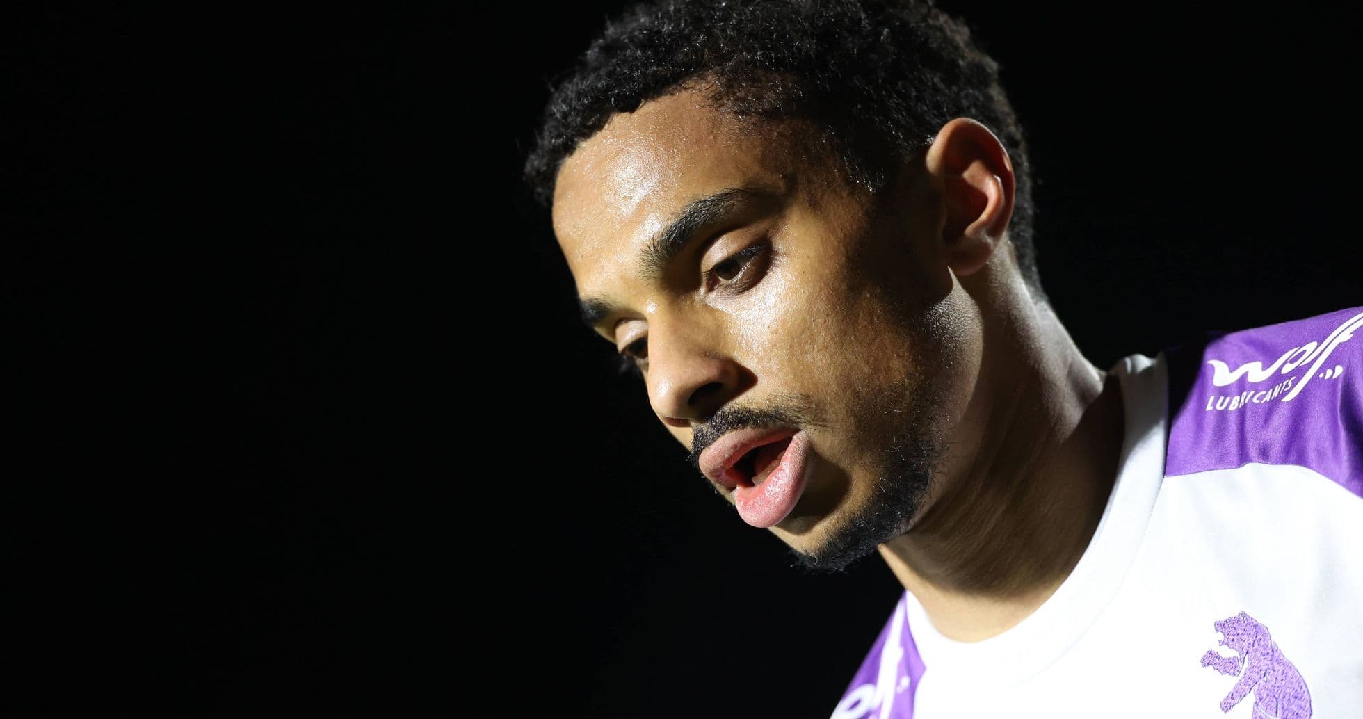 Player in a white and purple jersey during match Player in a white and purple jersey during match