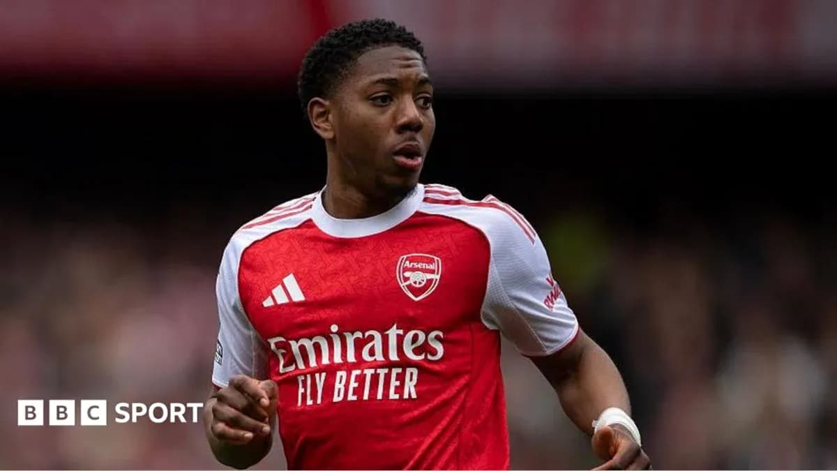 Player in Arsenal jersey during match action Player in Arsenal jersey during match action