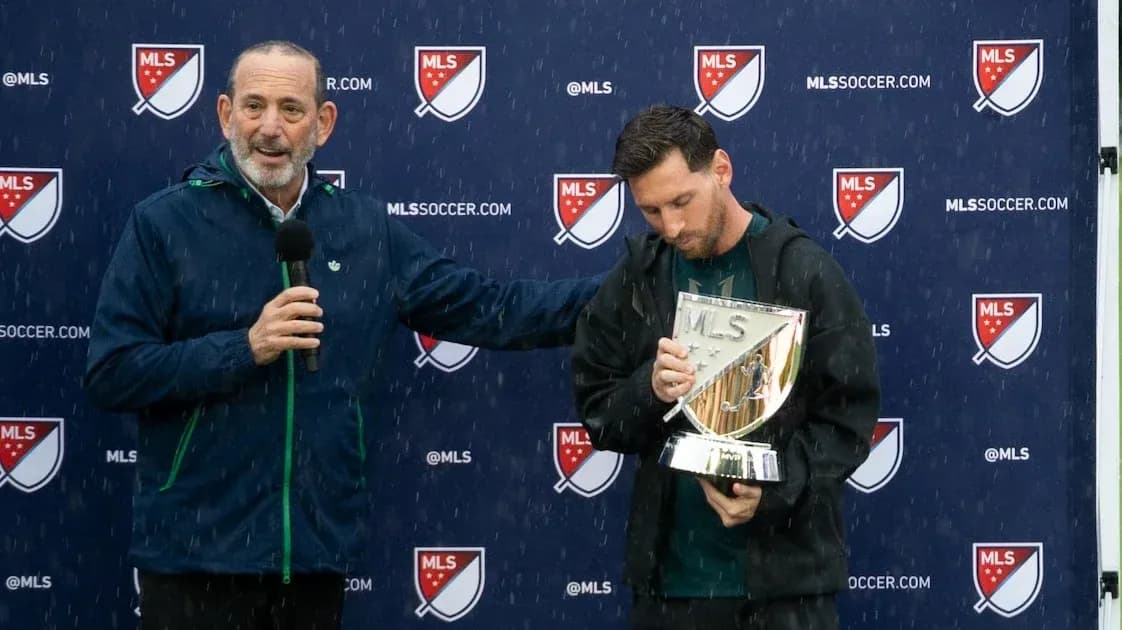 Speaker presenting trophy to player during rain Speaker presenting trophy to player during rain