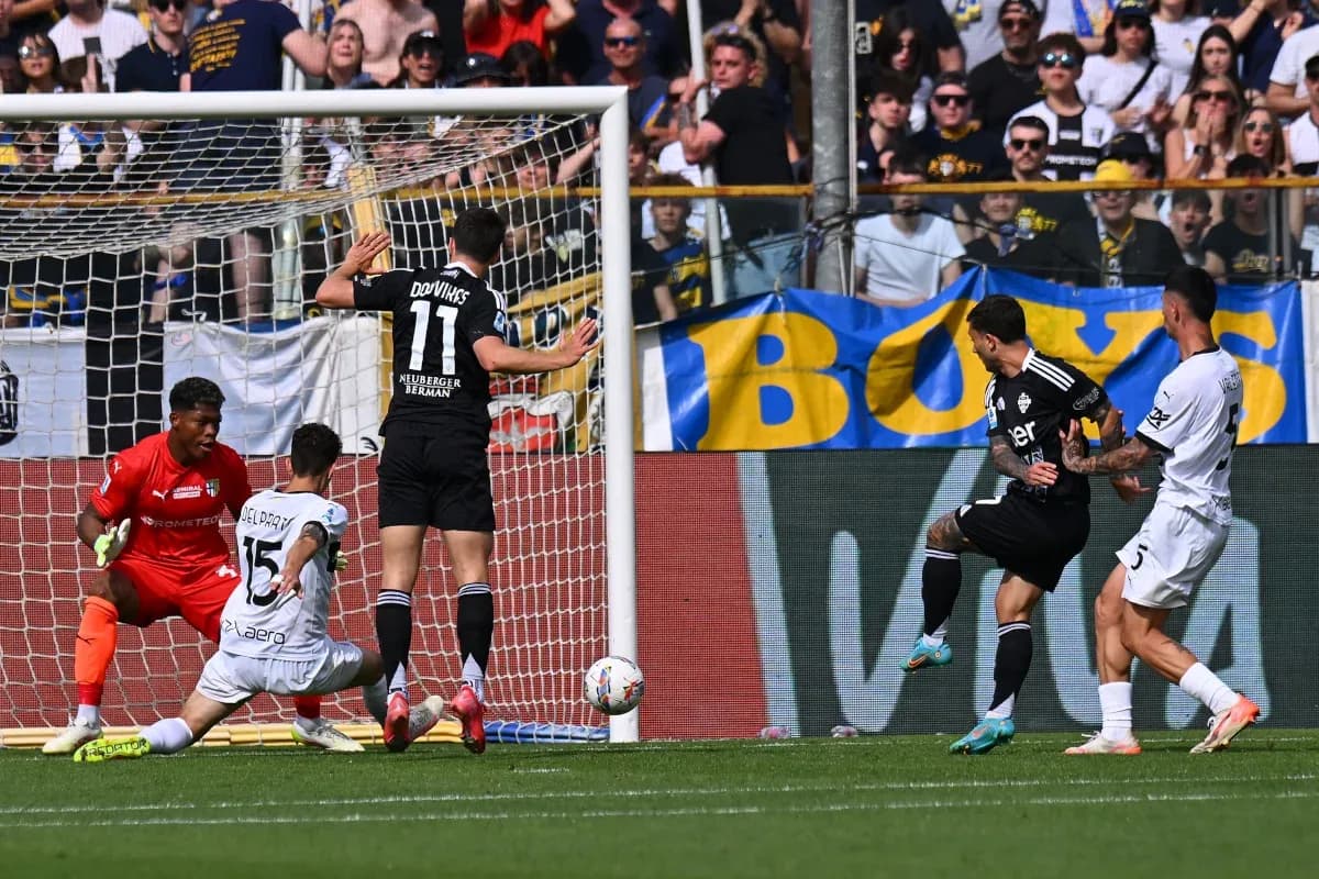 Goalkeeper saves shot during Como vs Parma match Goalkeeper saves shot during Como vs Parma match
