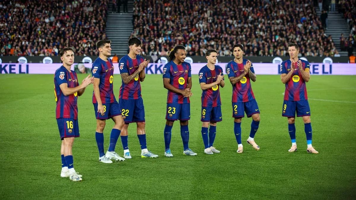 Barcelona players applauding fans during a match Barcelona players applauding fans during a match