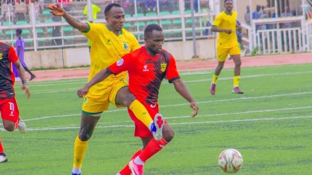 Kano Pillars player dribbling against Doma United Kano Pillars player dribbling against Doma United