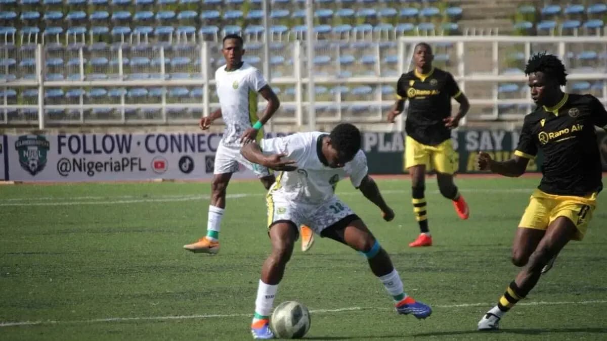 Enugu Rangers player dribbling against Ranchers Bees Enugu Rangers player dribbling against Ranchers Bees