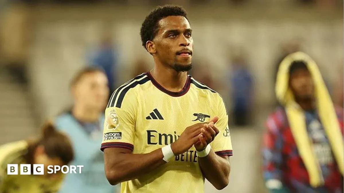Player in Arsenal kit clapping after match Player in Arsenal kit clapping after match